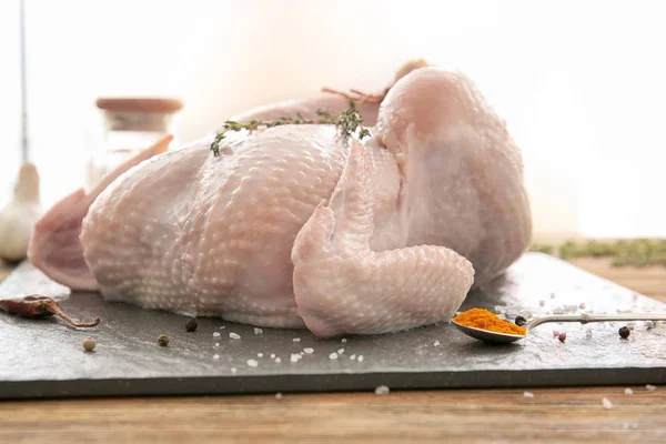 Kayrak plaka ile taze bütün tavuk — Stok fotoğraf