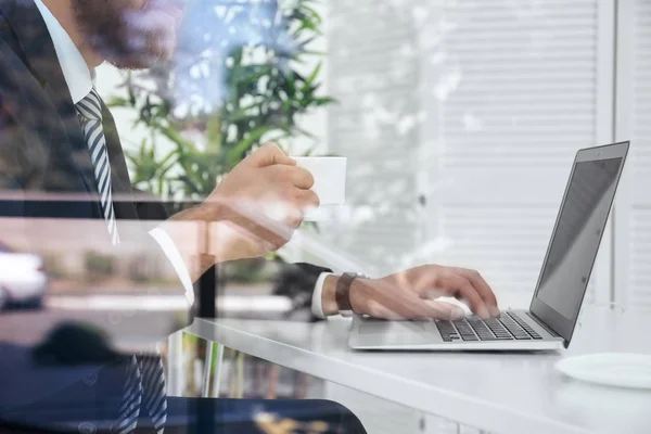 Ung Affärsman Använder Sin Bärbara Dator Medan Arbetande Kontor Utsikt — Stockfoto