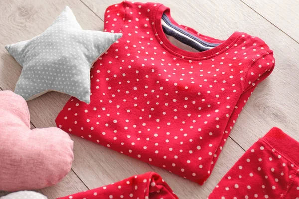 Sammansättning med fashionabla barnslig pyjamas — Stockfoto