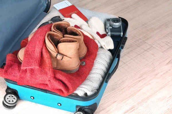 Open koffer met warme kleding — Stockfoto