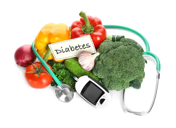 Ψηφιακή Glucometer Και Λαχανικά Άσπρο Φόντο Δίαιτα Διαβήτη — Φωτογραφία Αρχείου