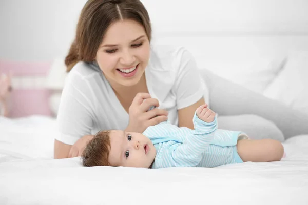 Jovem Mãe Com Seu Bebê Bonito Casa — Fotografia de Stock