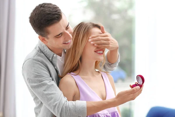 Homem fazendo proposta para mulher — Fotografia de Stock