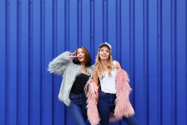 Δύο Κορίτσια Ευτυχισμένη Hipster Κοντά Χρώμα Τοίχων Εξωτερικούς Χώρους — Φωτογραφία Αρχείου