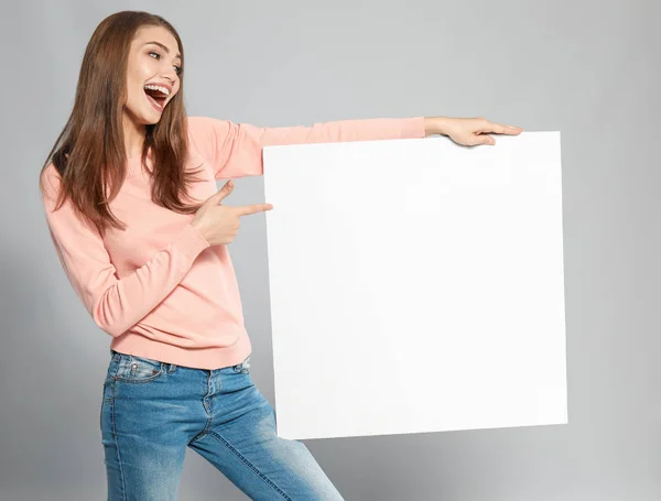 Jonge Vrouw Met Lege Reclame Bord Grijze Achtergrond — Stockfoto