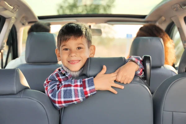 Cute boy with parents in car — Stock Photo, Image