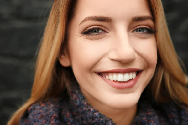 Krásná Usměvavá Žena Tmavém Pozadí — Stock fotografie