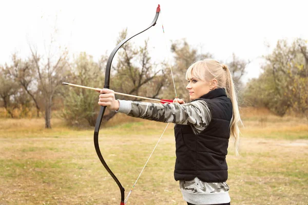 Attractive Woman Practicing Archery Outdoors — Stock Photo, Image