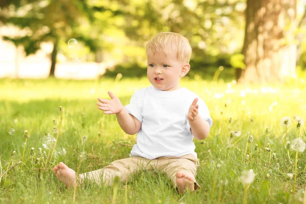 Bayi Laki Laki Lucu Duduk Rumput Hijau Taman — Stok Foto