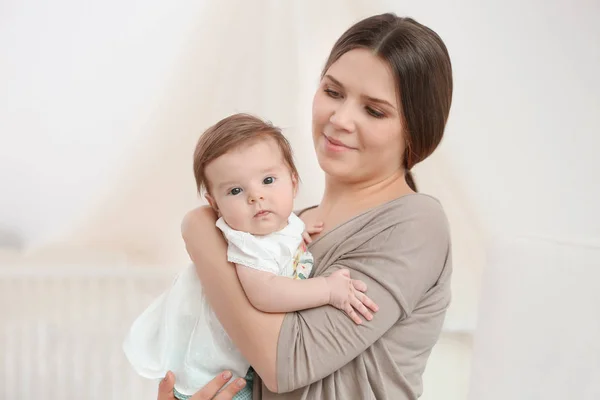 Ibu Muda Dengan Bayi Kecilnya Yang Lucu Rumah — Stok Foto