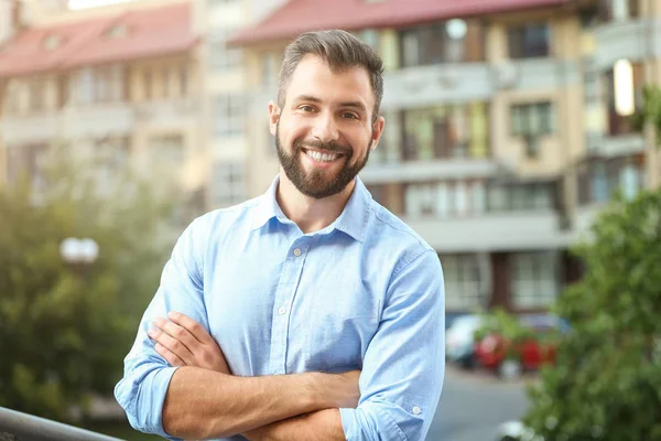 Schöner Mann Lässiger Kleidung Freien — Stockfoto