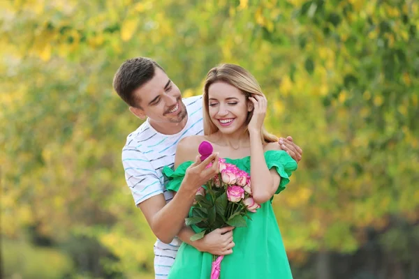 Young man making proposal to girlfriend — Stock Photo, Image