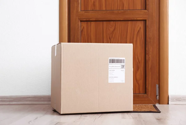 Коробка Посилок Підлозі Біля Дверей — стокове фото
