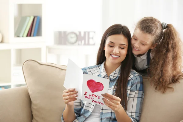 Ung Kvinna Med Gratulationskort Från Hennes Dotter Inomhus Mors Dag — Stockfoto