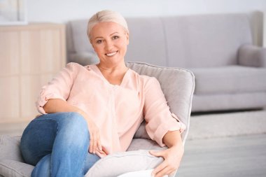  Olgun kadın gülümsüyor