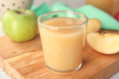 Ahşap masa, closeup lezzetli elma suyu bir bardak