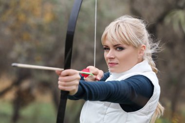 Çekici kadın pratik okçuluk açık havada