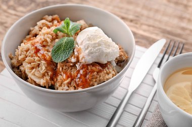 Elma gevrek kase ve dondurma 