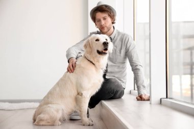 köpek ile genç yenilikçi 