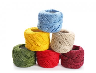 Beyaz arkaplanda renkli iplik topları