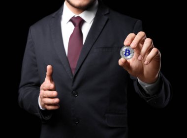 Gümüş bitcoin adamla