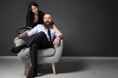 Çekici genç çift kapalı