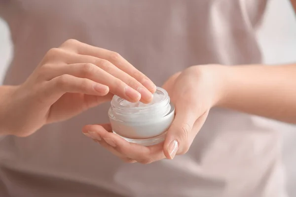 Mujer Joven Aplicando Crema Manos Primer Plano — Foto de Stock