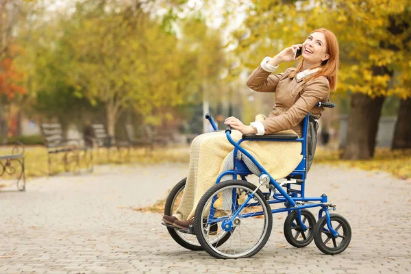 Wanita Muda Kursi Roda Berbicara Telepon Luar Ruangan — Stok Foto