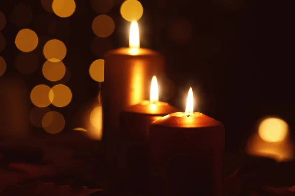 Belas Velas Acesas Escuridão Contra Luzes Desfocadas — Fotografia de Stock