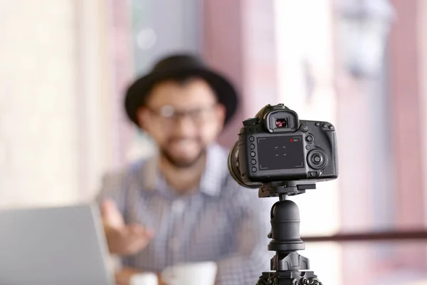 Jonge blogger opname video in café — Stockfoto