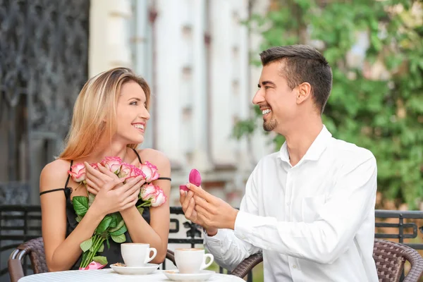 Junger Mann macht Freundin Heiratsantrag — Stockfoto