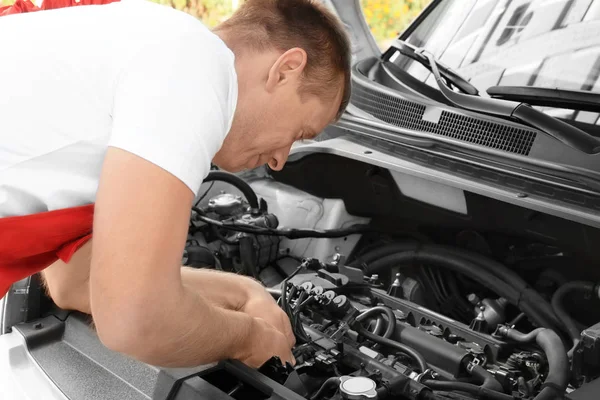 Auto Mechanic Repairing Car Outdoors — Stock Photo, Image