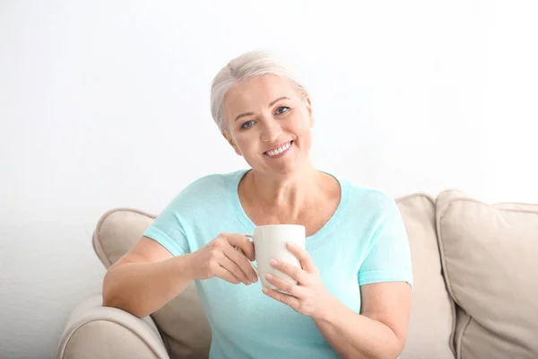 Portret Van Lachende Volwassen Vrouw Drinken Koffie Thuis — Stockfoto