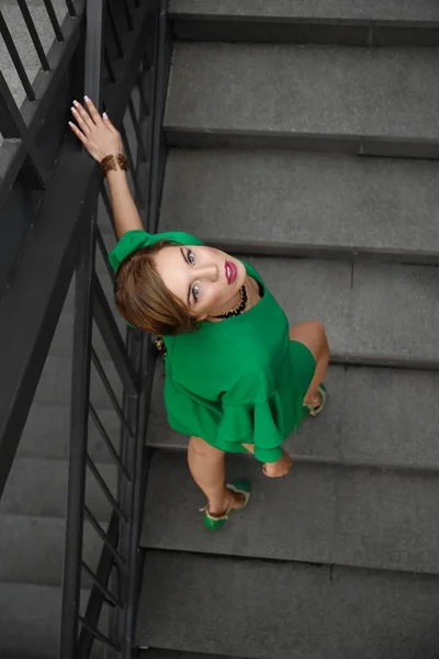 Hermosa Mujer Vestido Verde Pie Las Escaleras Aire Libre —  Fotos de Stock