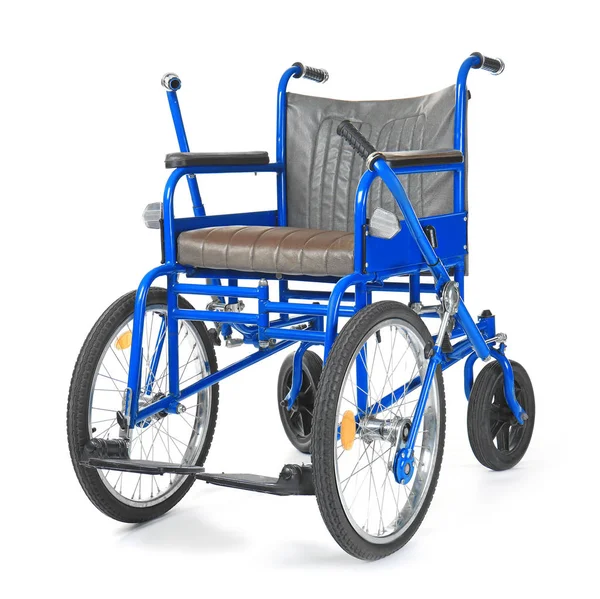 Beyaz Zemin Üzerine Mavi Tekerlekli Sandalye — Stok fotoğraf