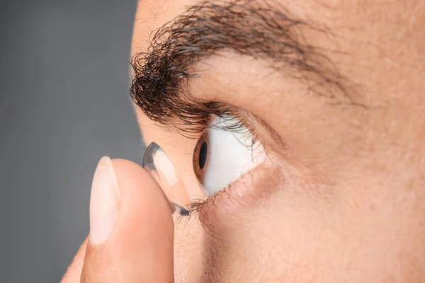 Junger Mann Mit Kontaktlinse Auge Auf Dunklem Hintergrund Nahaufnahme — Stockfoto