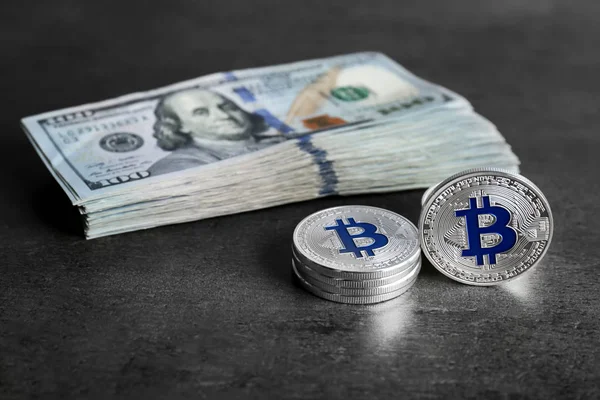 Bitcoin d'argento con banconote in dollari — Foto Stock