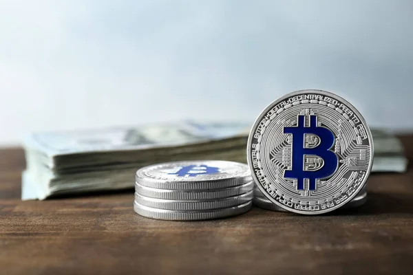 Silber-Bitcoins mit Banknoten — Stockfoto