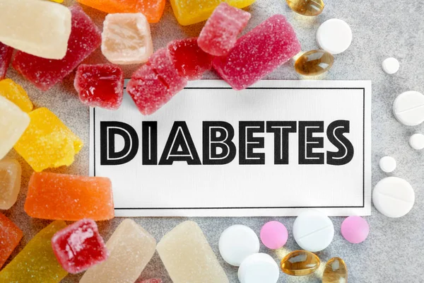 Kaart Met Het Woord Diabetes Snoepjes Pillen Grijze Achtergrond — Stockfoto