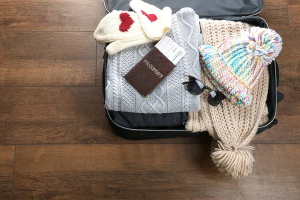 Open koffer met warme kleding — Stockfoto