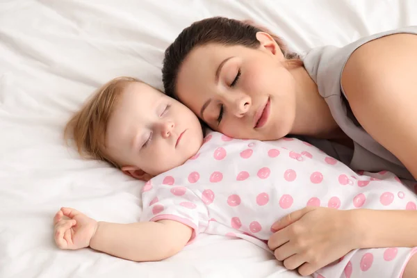 Jovem Mãe Seu Bebê Dormindo Cama — Fotografia de Stock