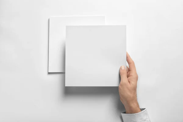 Boş Kağıt Yaprağının Beyaz Arka Plan Üzerinde Tutan Adam Tasarım — Stok fotoğraf