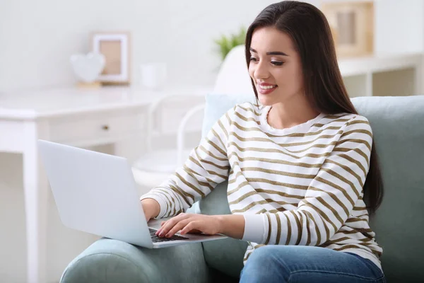 Junge Frau mit modernem Laptop — Stockfoto