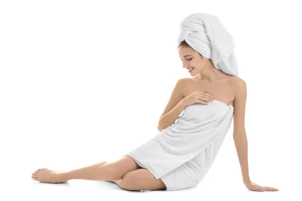 Mujer joven en toalla — Foto de Stock