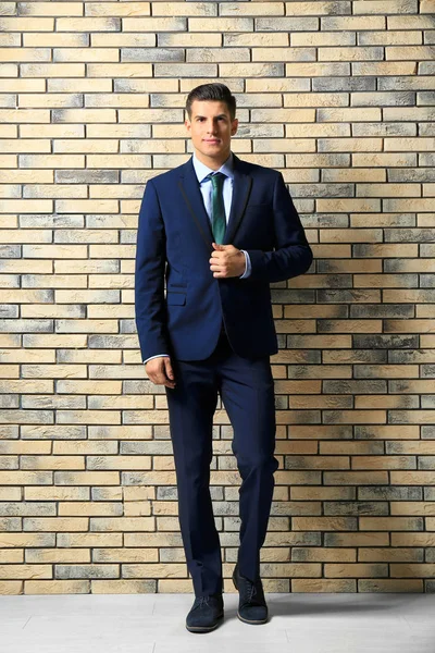 Hombre guapo en traje elegante —  Fotos de Stock