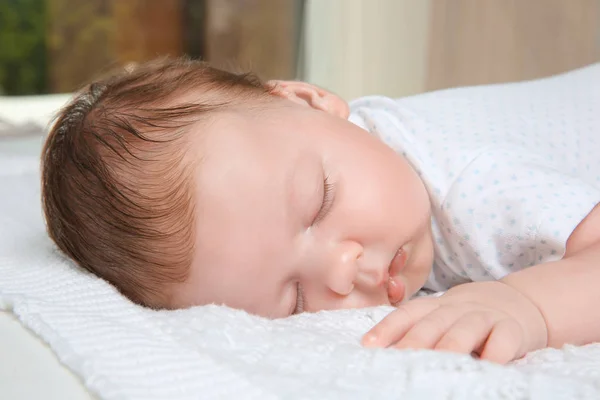 Χαριτωμένο Μικρό Μωρό Που Κοιμάται Καρό Στο Σπίτι — Φωτογραφία Αρχείου