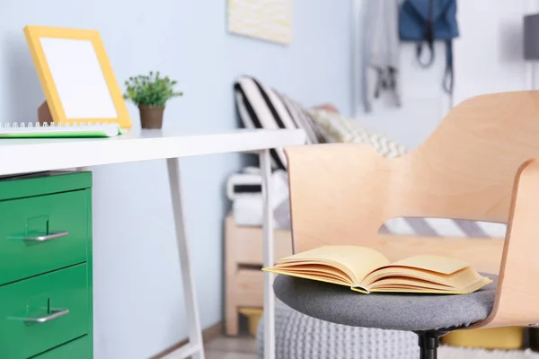 快適なアームチェア テーブルを自宅と職場 — ストック写真