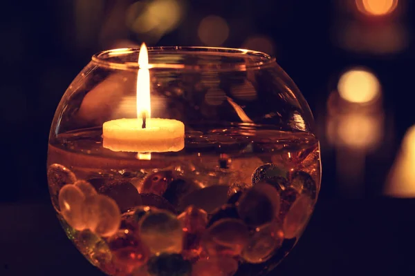Schöne Glasvase Mit Dekor Und Brennender Kerze Der Dunkelheit — Stockfoto
