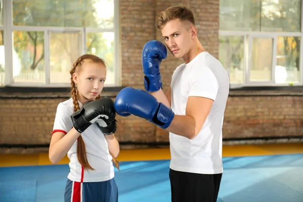 Niña Con Entrenador Guantes Boxeo Interiores — Foto de Stock