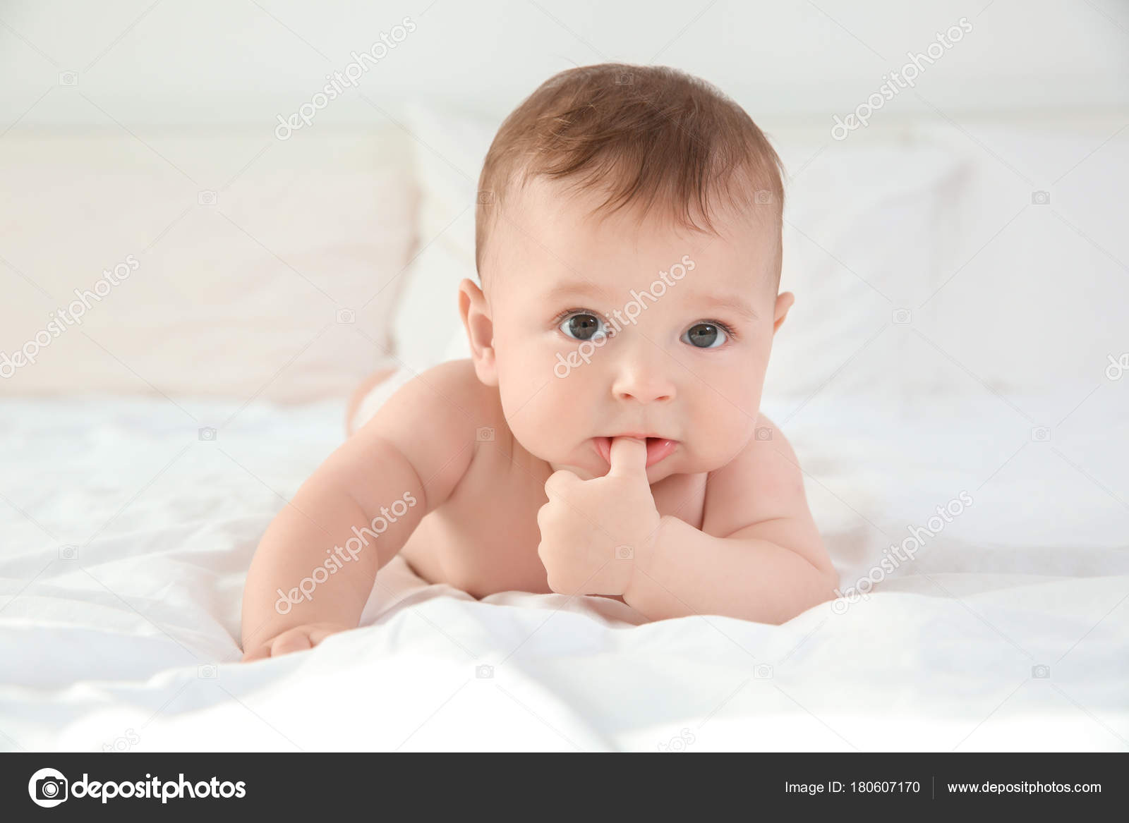 Evde Yatakta Yatarken Banyo Sonra Şirin Bebek — Stok Foto © belchonock